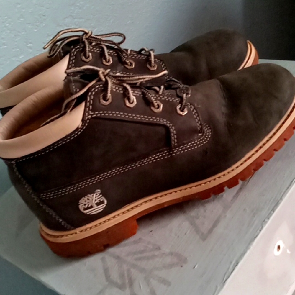 Like New pair of Timberland ankle Boots in Black , NO Scuffs size 9m